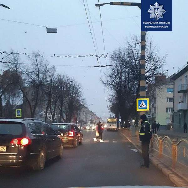 Біля 4-ї гімназії у Луцьку наводять лад з паркуванням авто (фото)