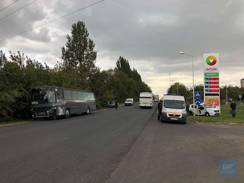 Аварія в Нововолинську:  легковик не пропустив автобус (фото)