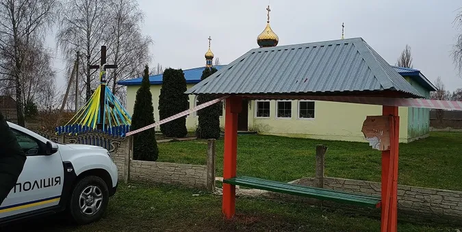 На Волині вандали вночі пошкодили паркан біля храму (фото)