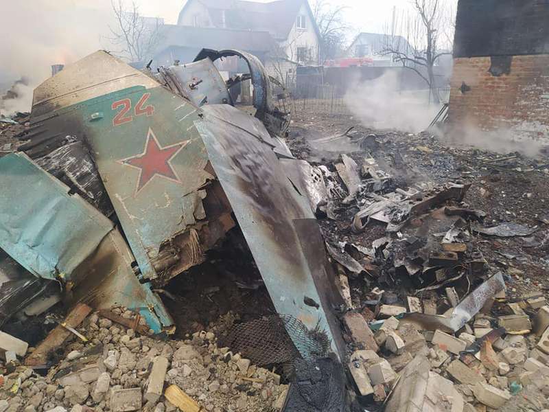 Над Черніговом збили літак, він впав у приватний сектор (фото)