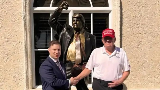 «Монумент непокори»: Трамп відкрив у гольф-клубі пам'ятник самому собі