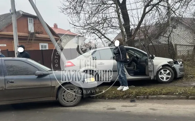 Авто викинуло на тротуар: у Володимирі – серйозна аварія