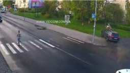 У Володимирі "фольксваген" зніс рекламний банер (відео)