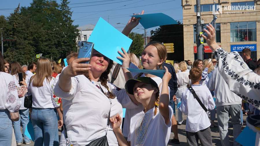 Лучани у День міста тілами склали карту України (фото)