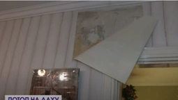 У Луцьку в будинку, де живе начальник «жеку», вісім років поспіль прориває трубу (відео)