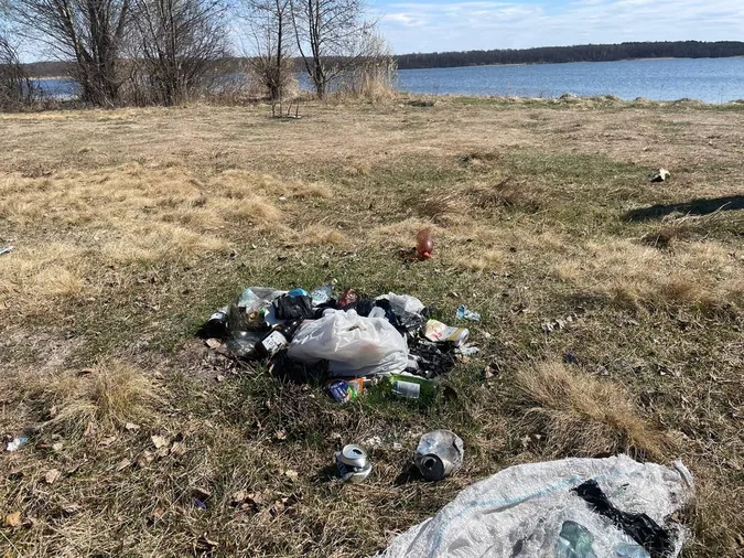 На Волині б'ють на сполох через гори  сміття на берегах озера (фото)