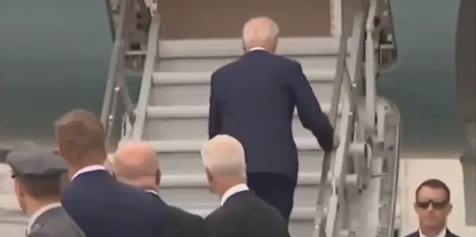 Президент Байден знову спіткнувся, піднімаючись сходами на борт літака (відео)
