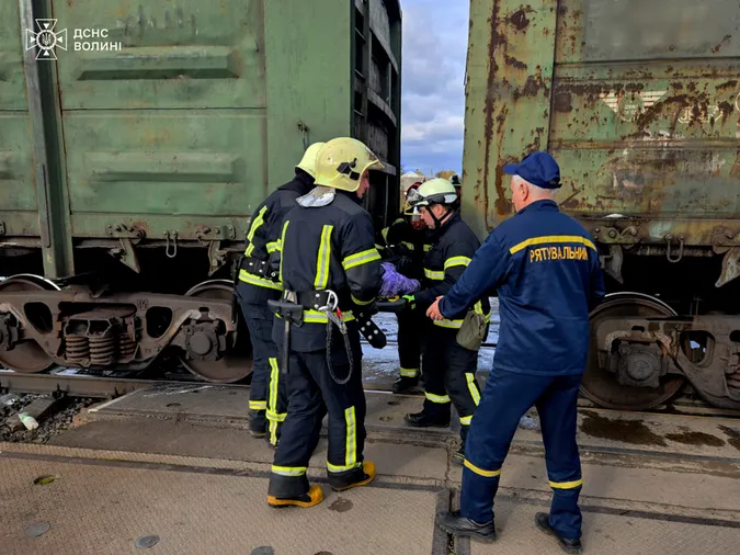 Постраждала 12-річна дівчинка: у Луцькому районі потяг збив легковик (фото)