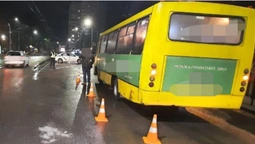 Повідомили про стан пішохода, якого збила маршрутка в центрі Луцька (відео)