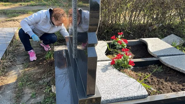 Провідна неділя та Великдень: як лучани прибирають на кладовищах до свята (відео)