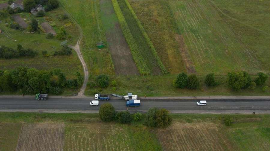 Почали ремонт автотраси біля Луцька: рух транспорту обмежений (фото)