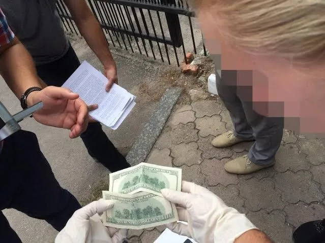 З'явилося фото й відео затримання слідчого-хабарника в Луцьку 