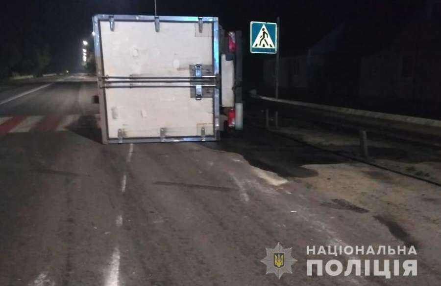 Перекинулась вантажівка: киянин скоїв ДТП під Луцьком (фото)