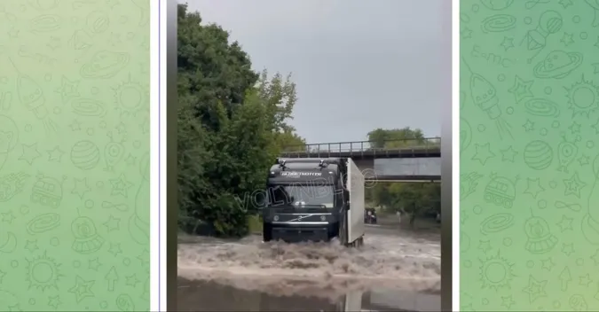 У Луцьку досі затоплені вулиці після зливи: автівки «пливуть» дорогами (відео)
