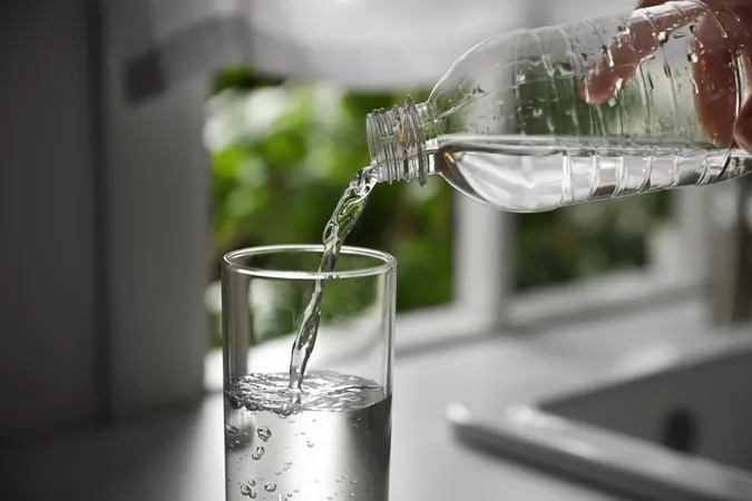 Уже не 8 склянок: скільки води треба випивати щодня