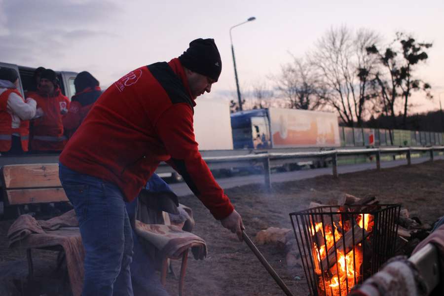 Теплий одяг, млинці і обійми: як поляки зустрічають біженців на волинському кордоні (фото)