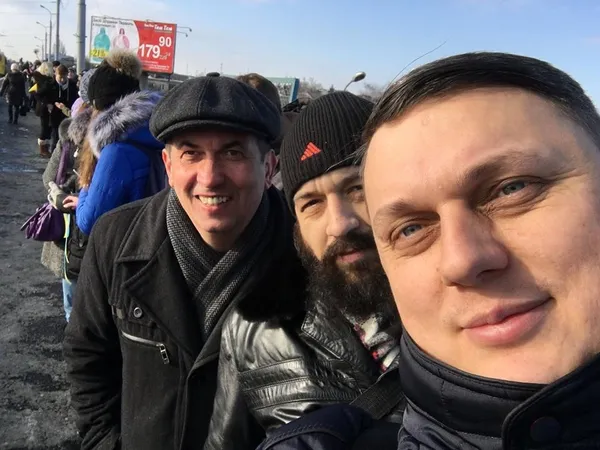 Лучани утворили  живий «ланцюг єднання» (фото)
