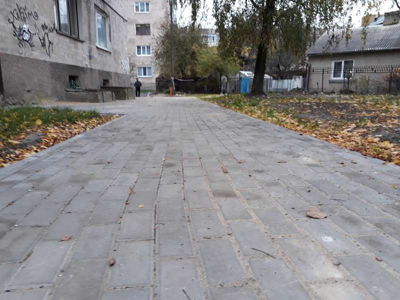 У Луцьку завершується ремонт прибудинкової території на Львівській (фото)