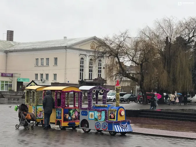 Чисто і людно: післяноворічний Театральний майдан Луцька (фото)