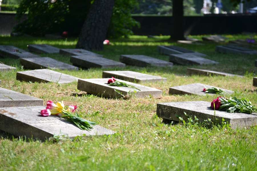 Мовчки та зі сльозами: у Луцьку вшанували пам'ять жертв Другої світової війни (фото)