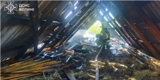 Згоріла покрівля: на Волині через несправність пічного опалення загорілася господарська будівля (фото)