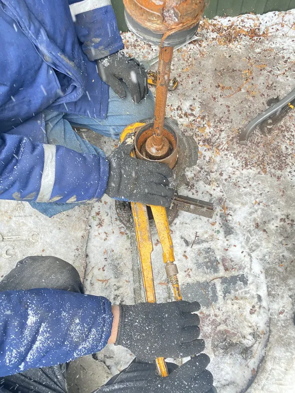 Налили солярки та накидали саморізів: у Володимирі невідомі забруднили воду в колонці (фото)