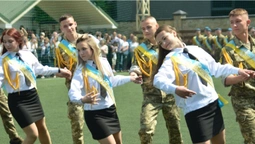 Зворушливо до сліз: у Луцьку випускники військового ліцею танцювали вальс (фото, відео)