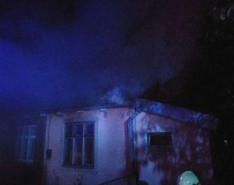 Вночі у Володимирі з пожежі врятували чоловіка (фото, відео)