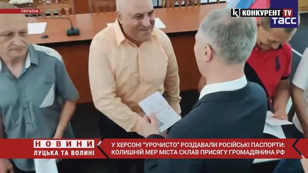 У Херсоні російський паспорт взяли лише 23 людини та колишній мер міста (відео)