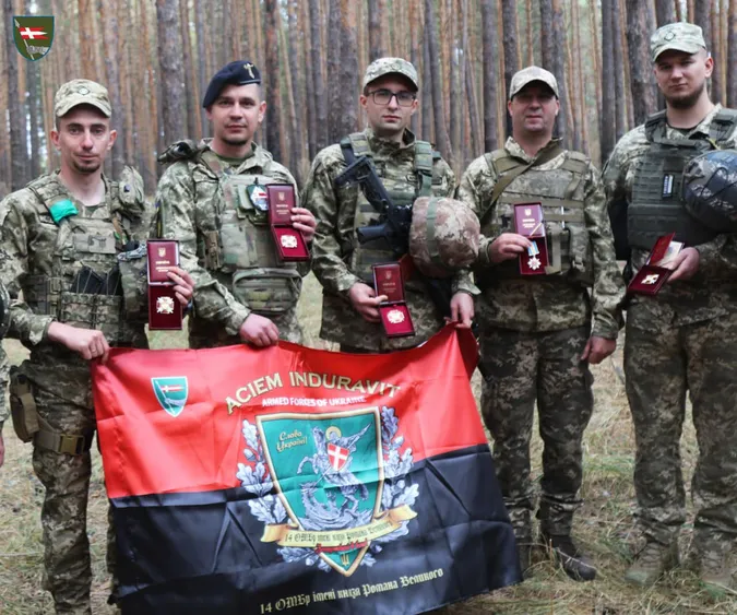 Зеленський нагородив бійців 14-ї ОМБр в зоні бойових дій (фото)