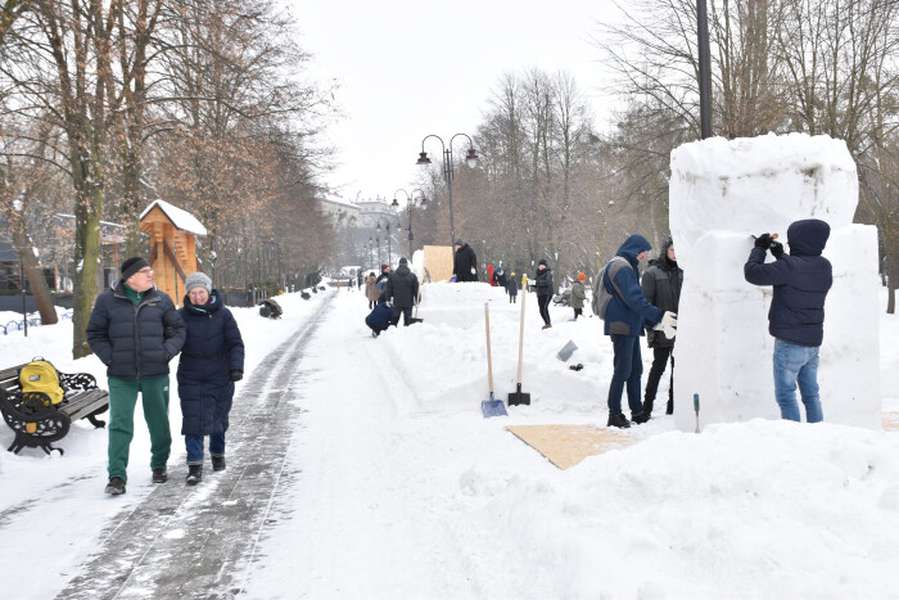 У луцькому парку ліплять снігові скульптури (фото)