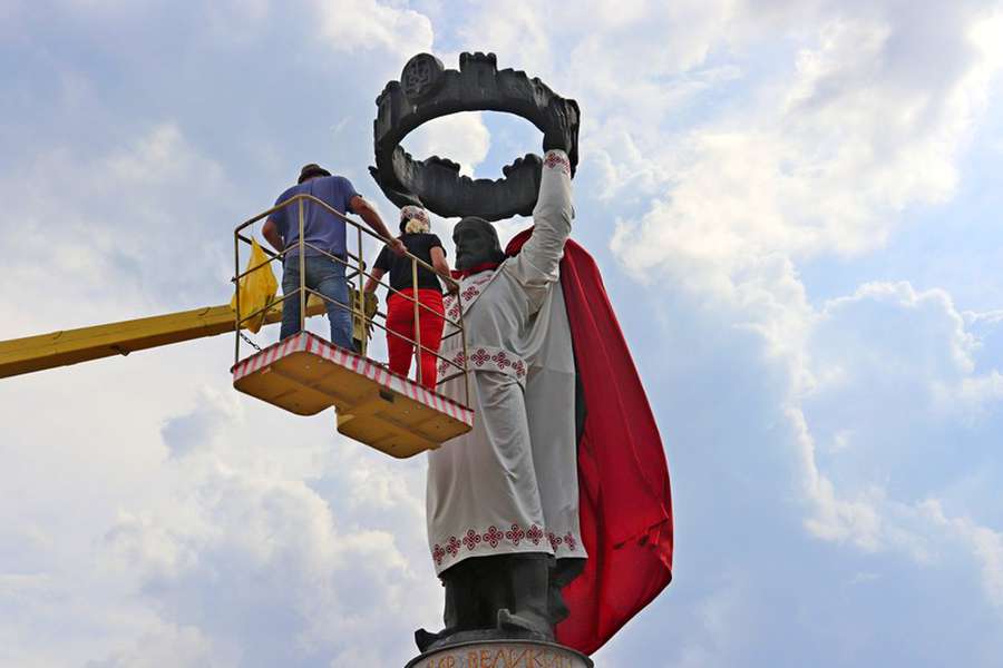 У Володимирі до Дня міста три пам'ятники одягли в княжі шати (фото)