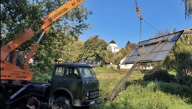 У центрі Луцька зрізали бігборд (фото, відео)