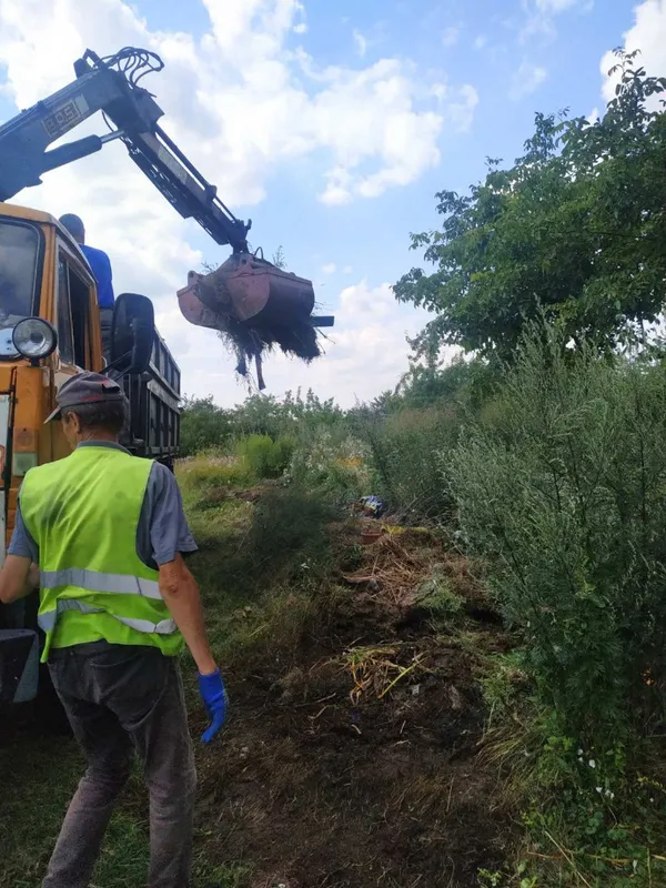 У Гіркій Полонці кладовище перетворюють на звалище