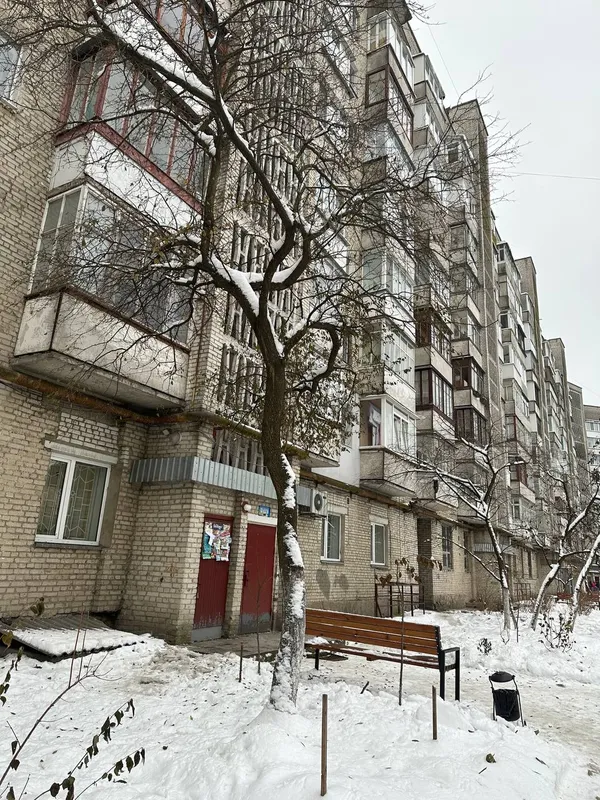 Крадуть і справляють природні потреби: в під'їзді луцької багатоповерхівки «оселилися» безхатьки (фото)