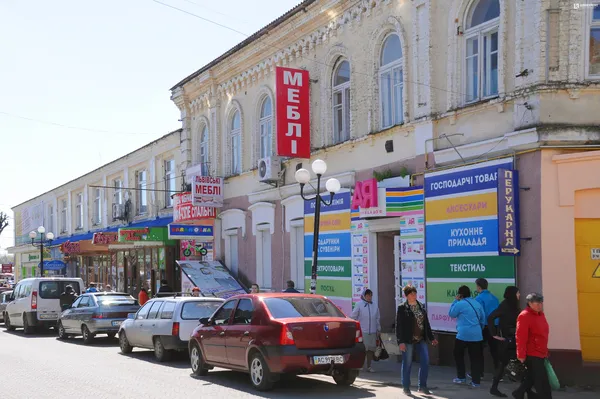 Безсистемне нагромадження реклами та вивісок.