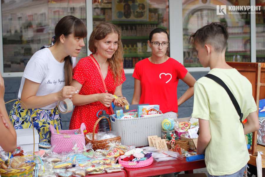 Гроші, печиво та тролінг русні у TikTok: як луцькі діти допомагають ЗСУ (фото)