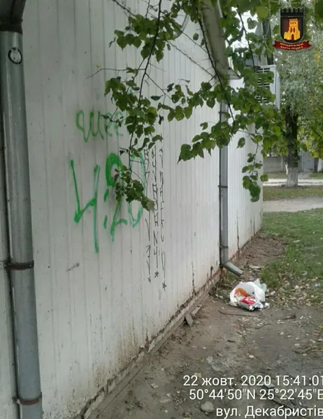 Луцькі муніципали проінспектували комерційні об'єкти на зупинках