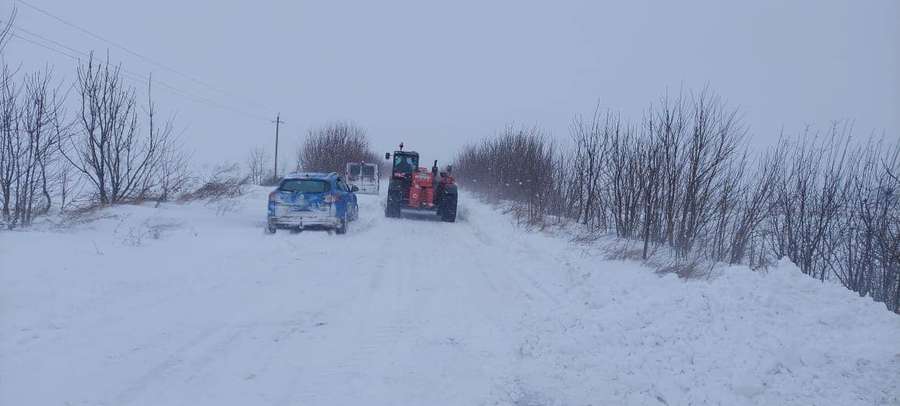 Снігова пастка: на Волині застрягли 14 авто (фото)