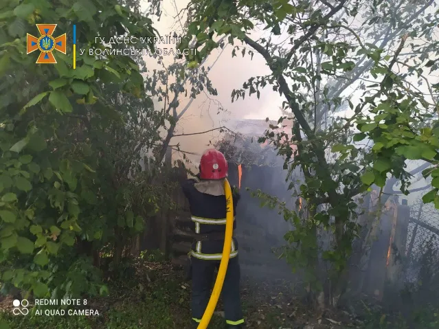 На Волині згоріли трактор, причіп і 4 тонни соломи (фото)