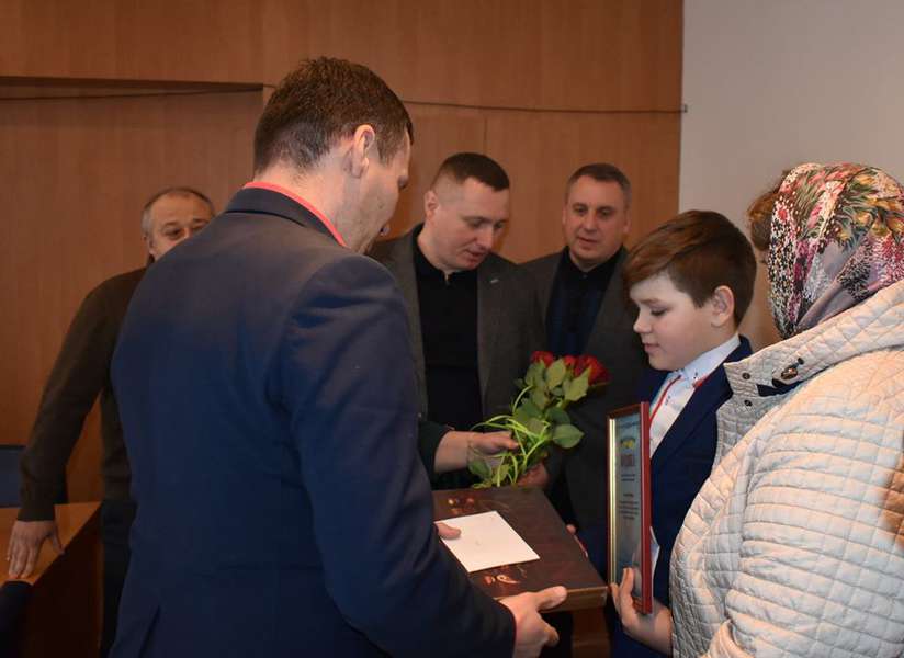 Хлопчик, якого цькували за «Смуглянку», отримав подяку від голови Волинської ОДА