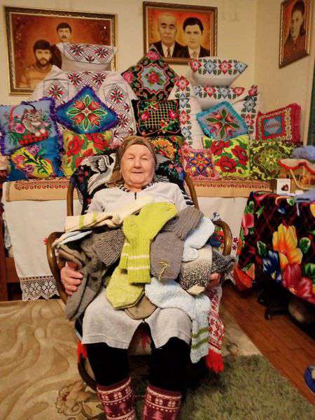92-річна волинянка в'яже теплі шкарпетки захисникам (фото)