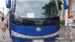 Зухвале паркування: у Луцьку «кинули» автобус на тротуарі біля будівлі муніципалів (фото)