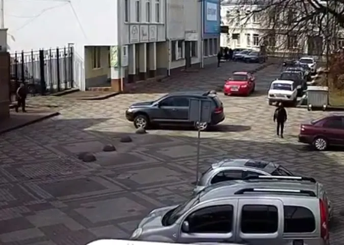 Біля Палацу культури в Луцьку авто знову зависло на обмежувачі (відео)