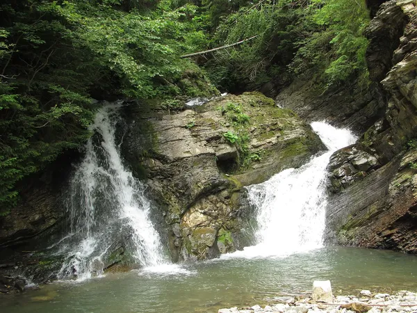 Де в Карпатах є маловідоме село з мальовничими водоспадами