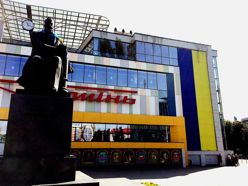 На фасаді «Променя» встановили велетенський прапор України (фото, відео)
