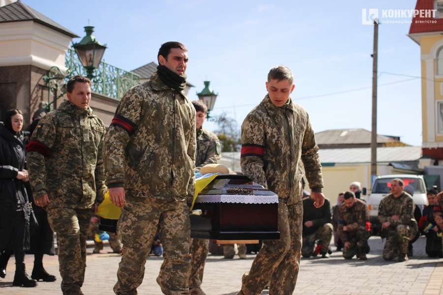 Зі сльозами та на колінах: Луцьк попрощався з трьома своїми Героями (фото, відео)