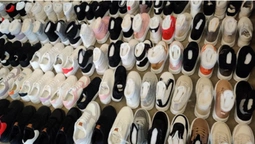 Через «Ягодин» намагалися провезти понад 200 кілограмів спортивного взуття (фото)