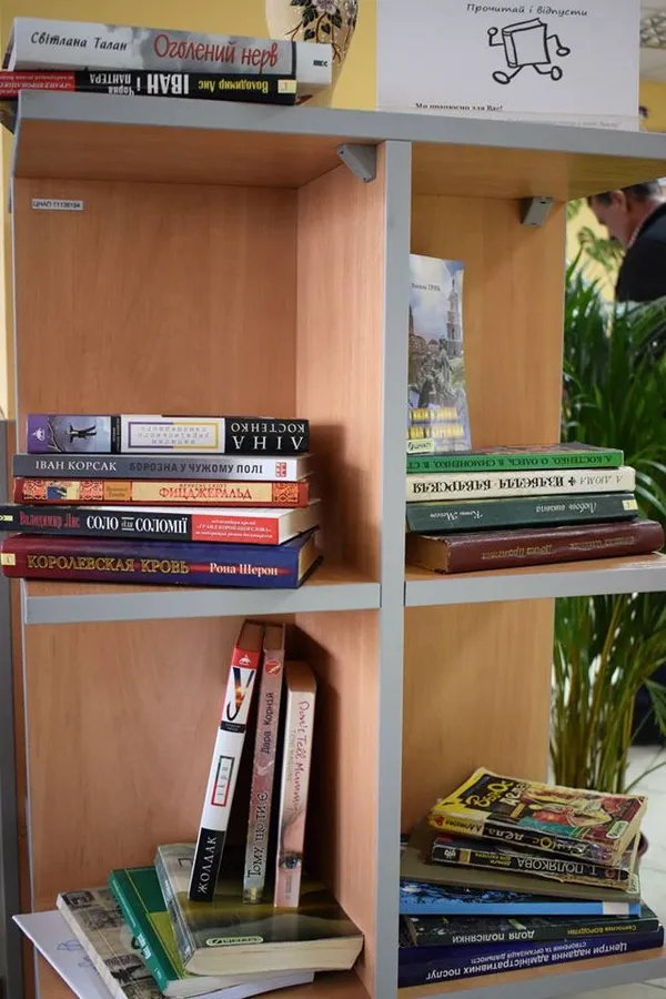 У луцькому ЦНАПі з'явилася поличка для обміну книгами (фото)