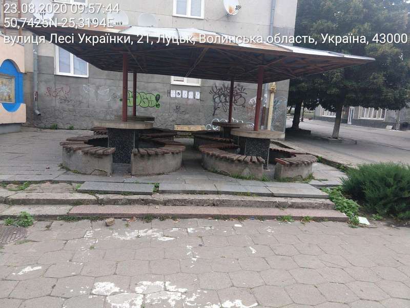 У центрі Луцька демонтують майданчик, де збиралися п'яниці (фото)